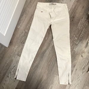 White Hollister skinny jeans with ankle zipper